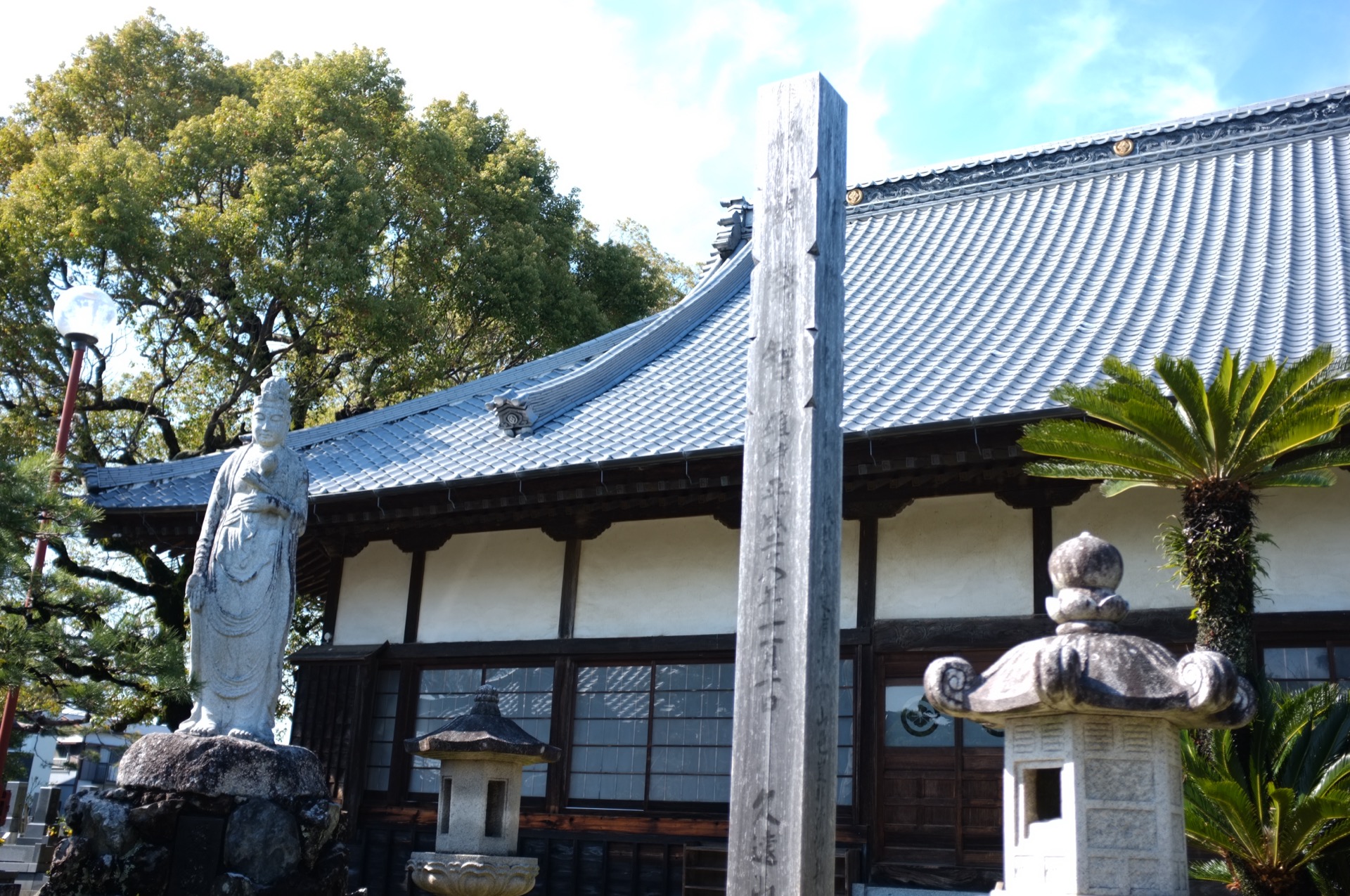 成道寺 観音像と本堂
